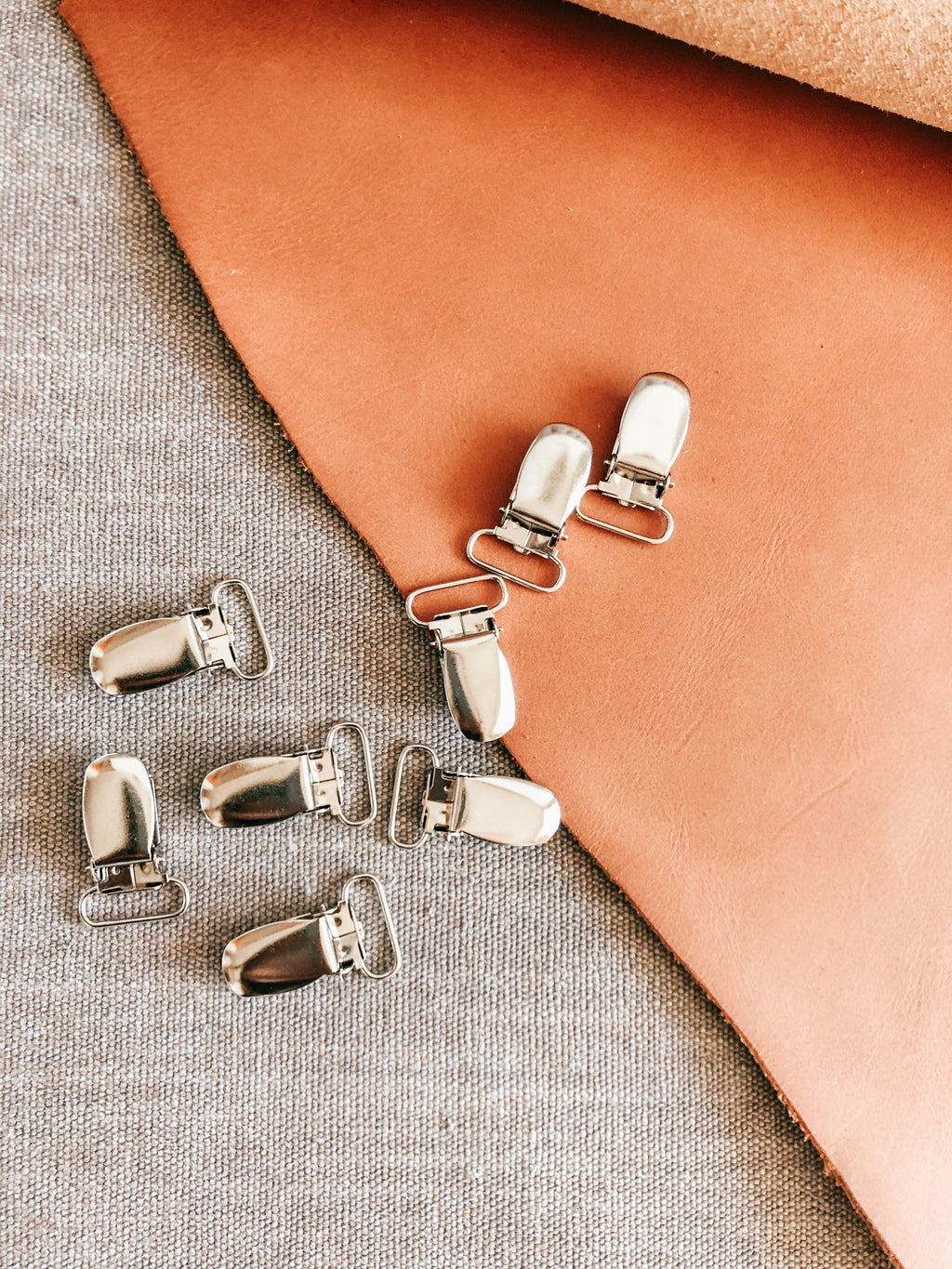 Welcome Set – Signature (Booties + 3 Pacifier Clips + Wooden Plaque + 2 Keychains)