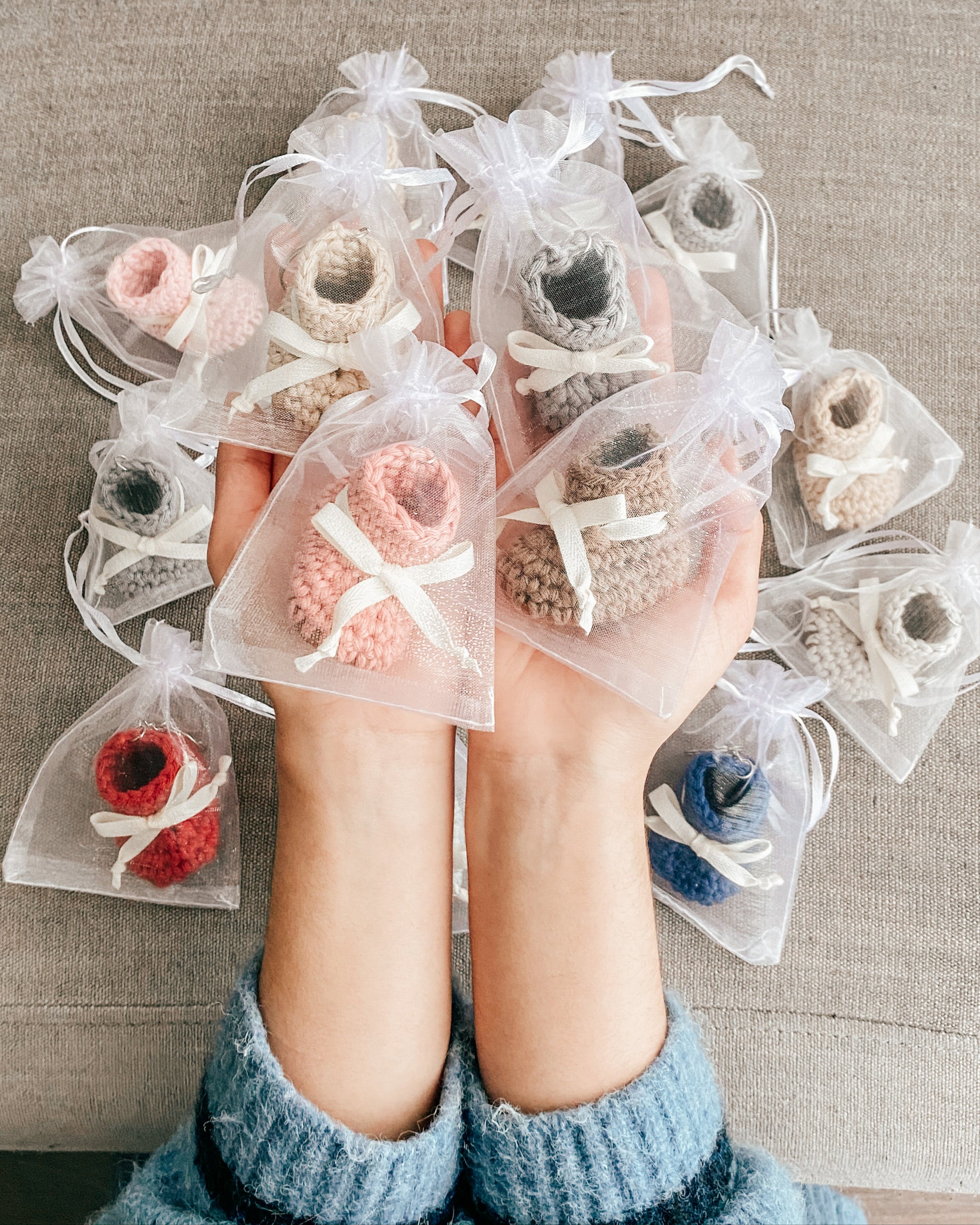 Welcome Set – Signature (Booties + 3 Pacifier Clips + Wooden Plaque + 2 Keychains)