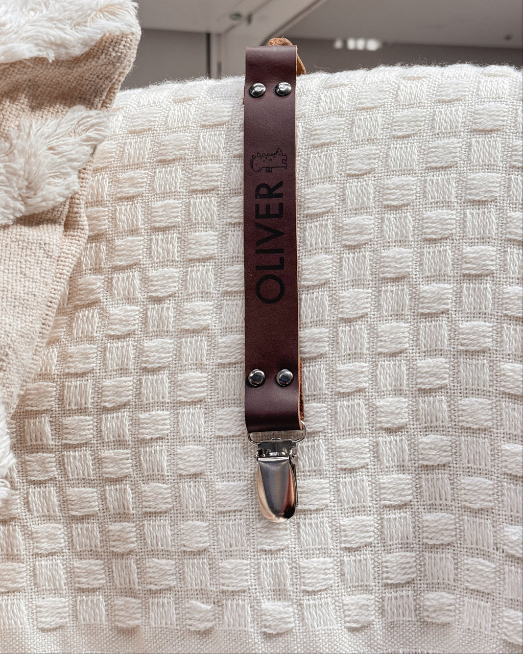 Welcome Set – Signature (Booties + 3 Pacifier Clips + Wooden Plaque + 2 Keychains)