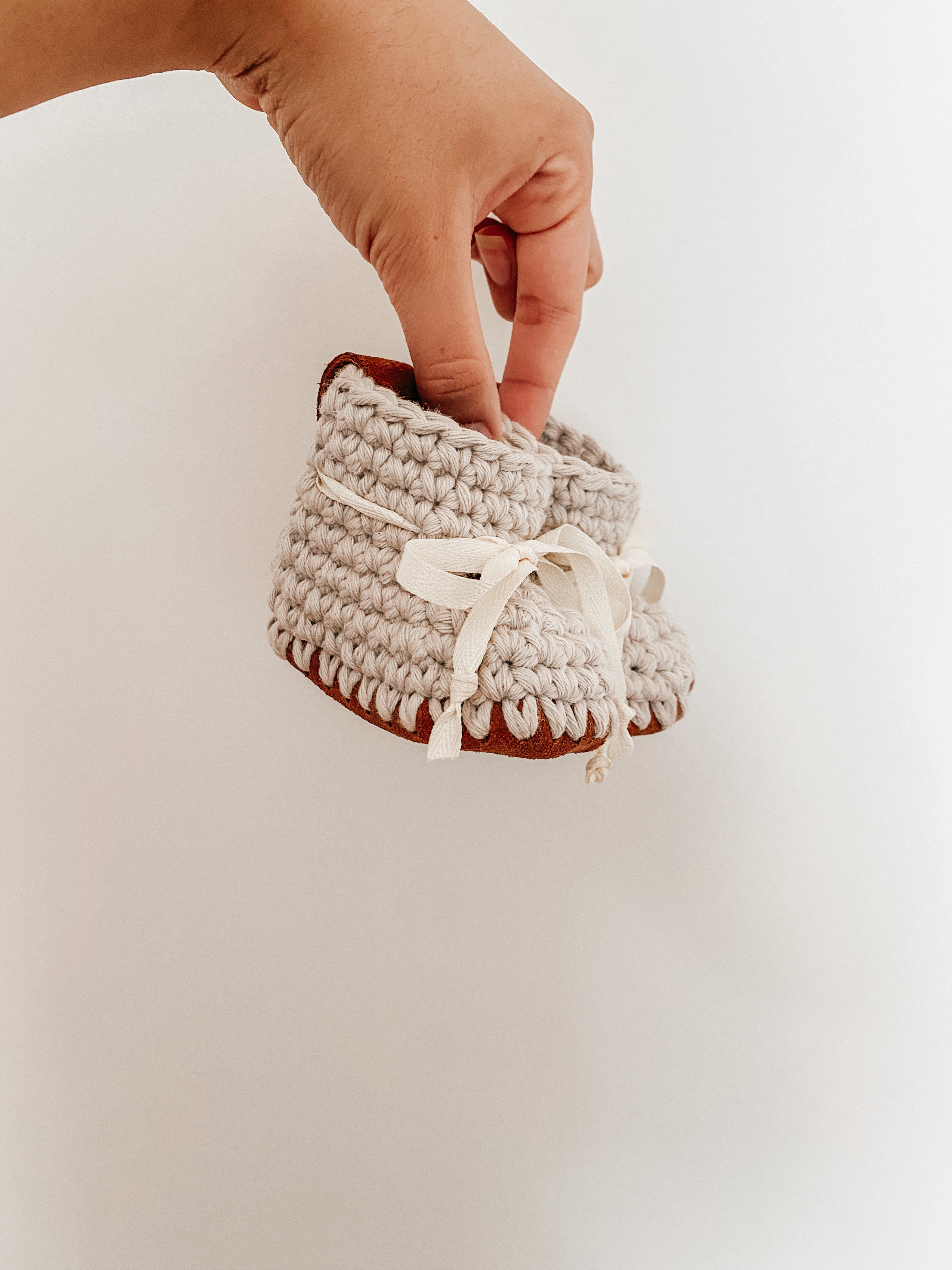Welcome Set – Signature (Booties + 3 Pacifier Clips + Wooden Plaque + 2 Keychains)